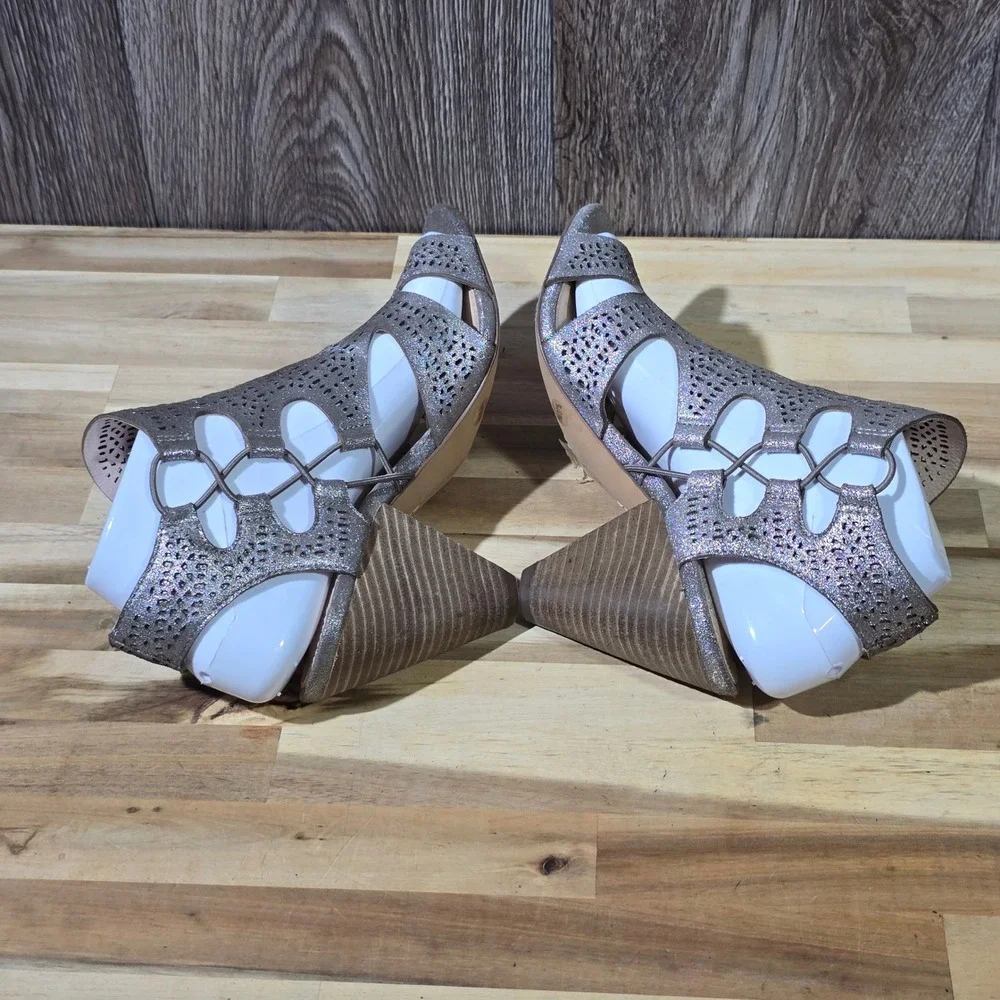 Vince Camuto Sandal Perforated Laser‎ Cut Metallic Pewter Block Heel 7M Shimmer